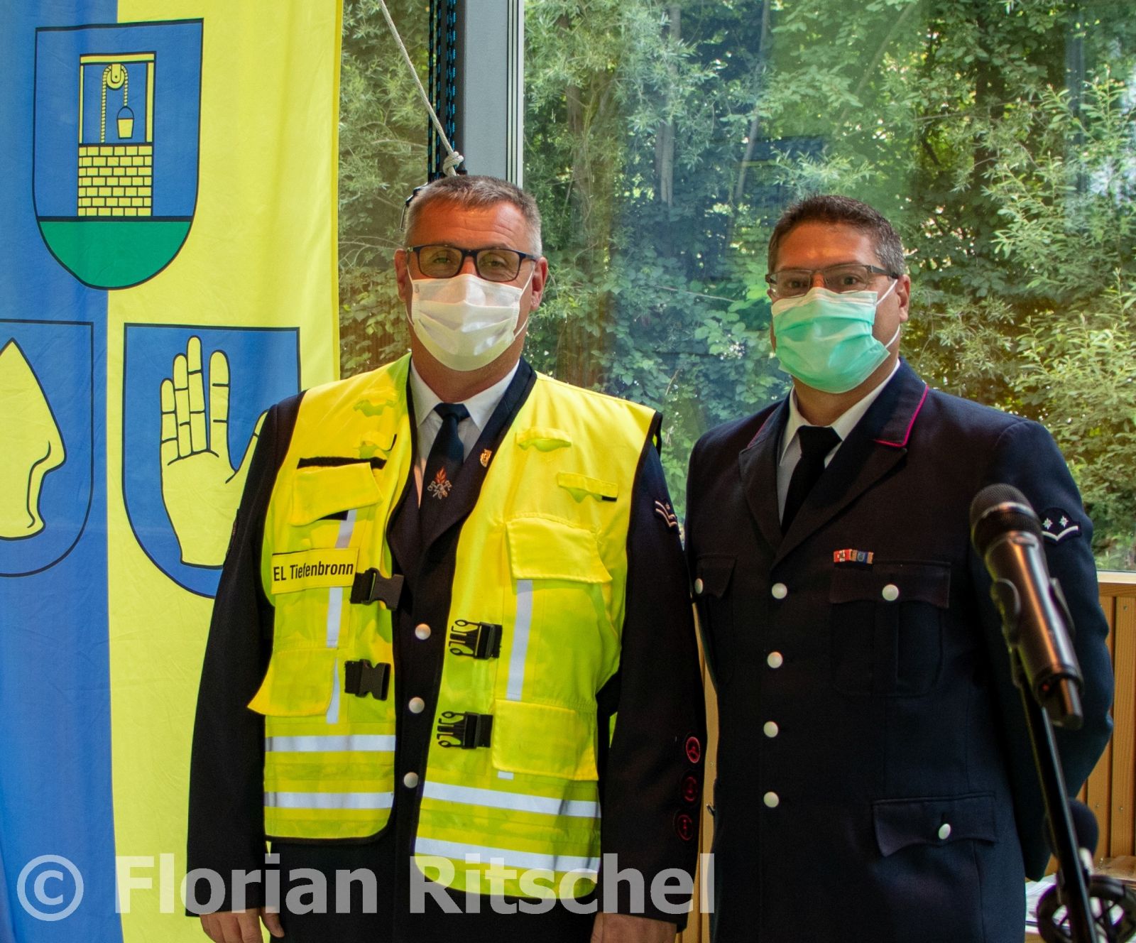 Die neue Führung der Gesamtwehr Tiefenbronn. Marcel Regelmann übergibt die Einsatzleiterweste an seinen Nachfolger Norman Gall 